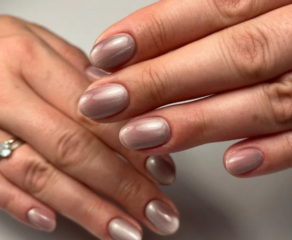 Des mains élégantes avec manucure soignée à l'institut de beauté Alfortville, France, pour une touche de glamour.