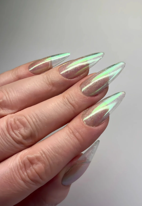 Ongles élégants mis en valeur par un soin beauté, dans un institut de beauté à Alfortville.