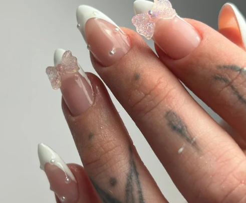 Ongles décorés avec papillons, illustrant le service manucure de l'institut de beauté Toute Belle à Alfortville, France.