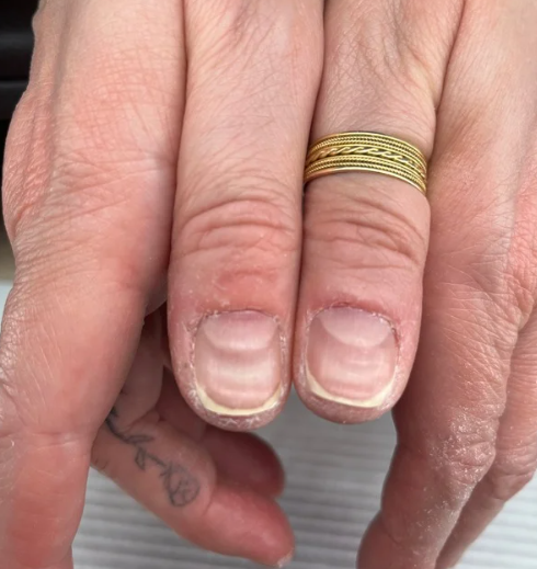 Détail des mains avant soin de beauté au salon d'Alfortville, mettant en avant l'attention personnalisée et le professionnalisme.