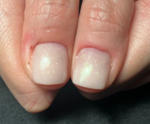 Ongles élégants avec vernis scintillant réalisés à l'institut de beauté d'Alfortville, spécialisé en soins personnalisés.