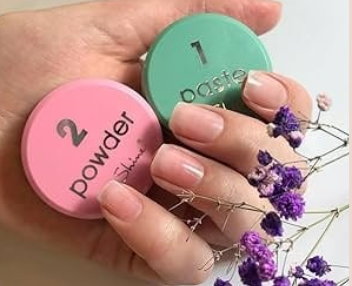 Des mains avec produits de beauté, Institut de beauté à Alfortville, France, soins visage ONA pour bien-être et détente.