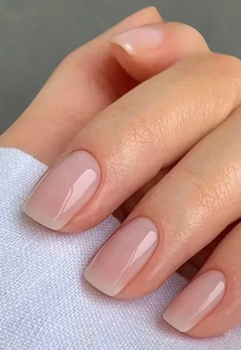 Ongles manucurés élégants, institut de beauté Alfortville, soin personnalisé pour des mains impeccables.