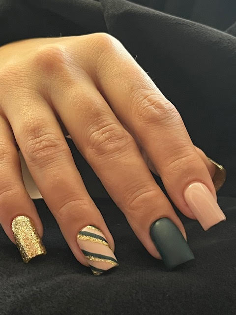 Manucure élégante dans l'institut de beauté à Alfortville, France, mettant en valeur le style unique et soin personnalisé.