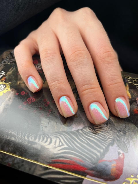 Manucure tendance avec vernis irisé à l'institut de beauté à Alfortville, assurant soin des ongles et bien-être.