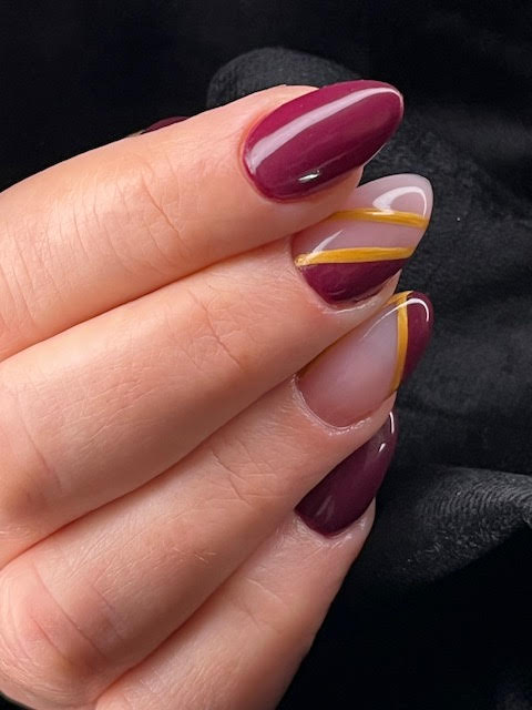 Manucure élégante avec motifs modernes, réalisée dans l'institut de beauté à Alfortville pour un soin bien-être complet.